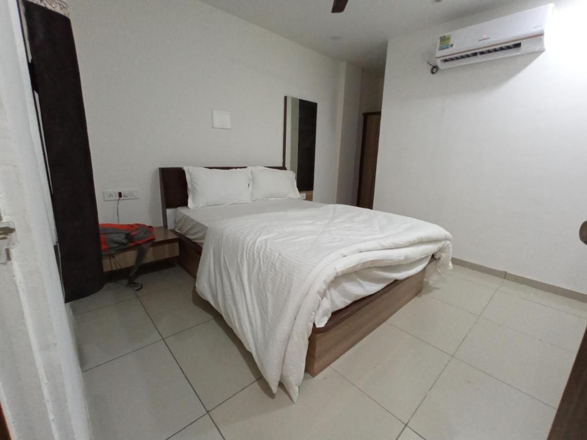 Hotel Mansarovar Vadodara Exteriör bild