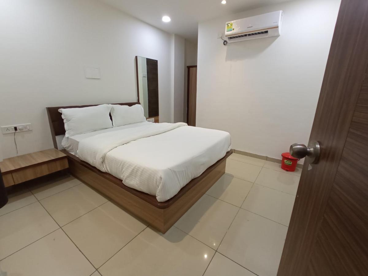 Hotel Mansarovar Vadodara Exteriör bild