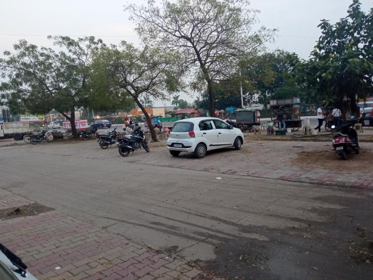 Hotel Mansarovar Vadodara Exteriör bild
