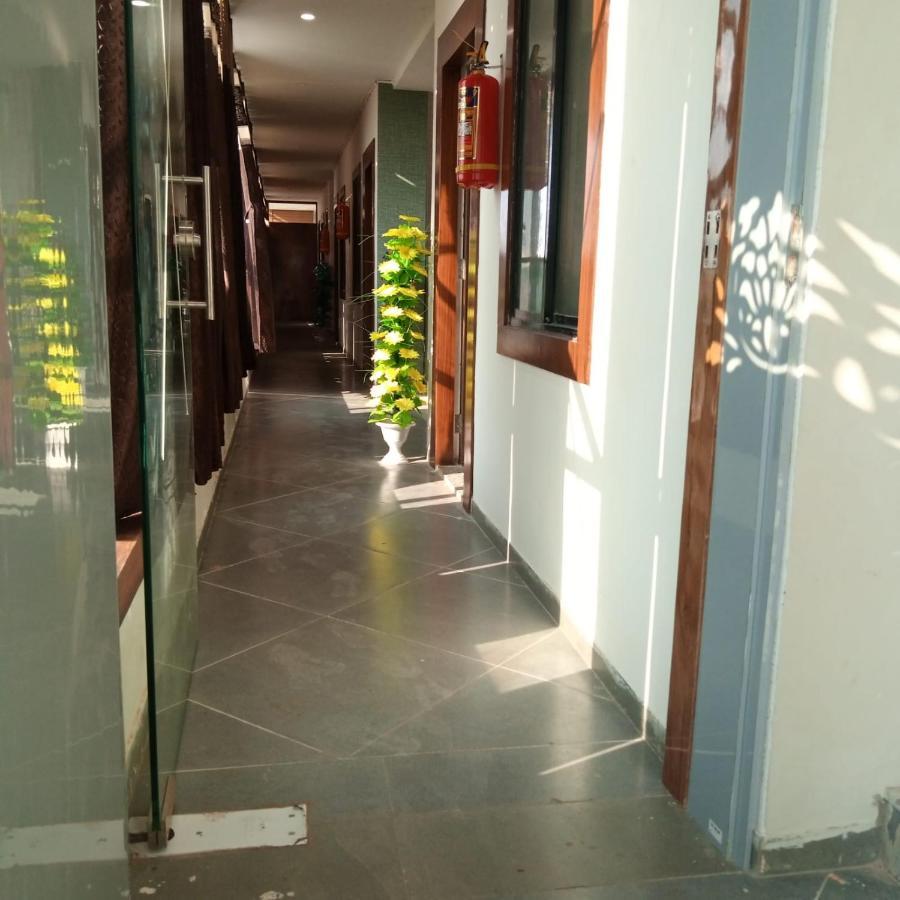 Hotel Mansarovar Vadodara Exteriör bild