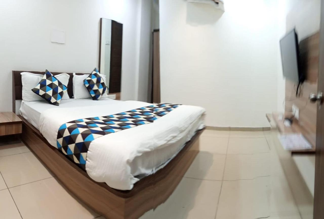 Hotel Mansarovar Vadodara Exteriör bild