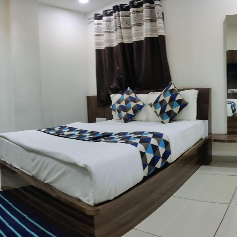 Hotel Mansarovar Vadodara Exteriör bild