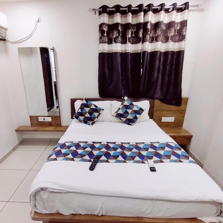 Hotel Mansarovar Vadodara Exteriör bild