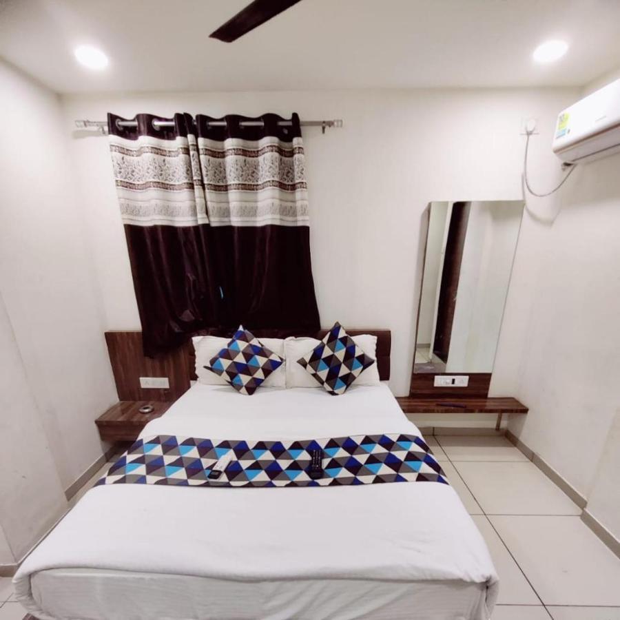 Hotel Mansarovar Vadodara Exteriör bild