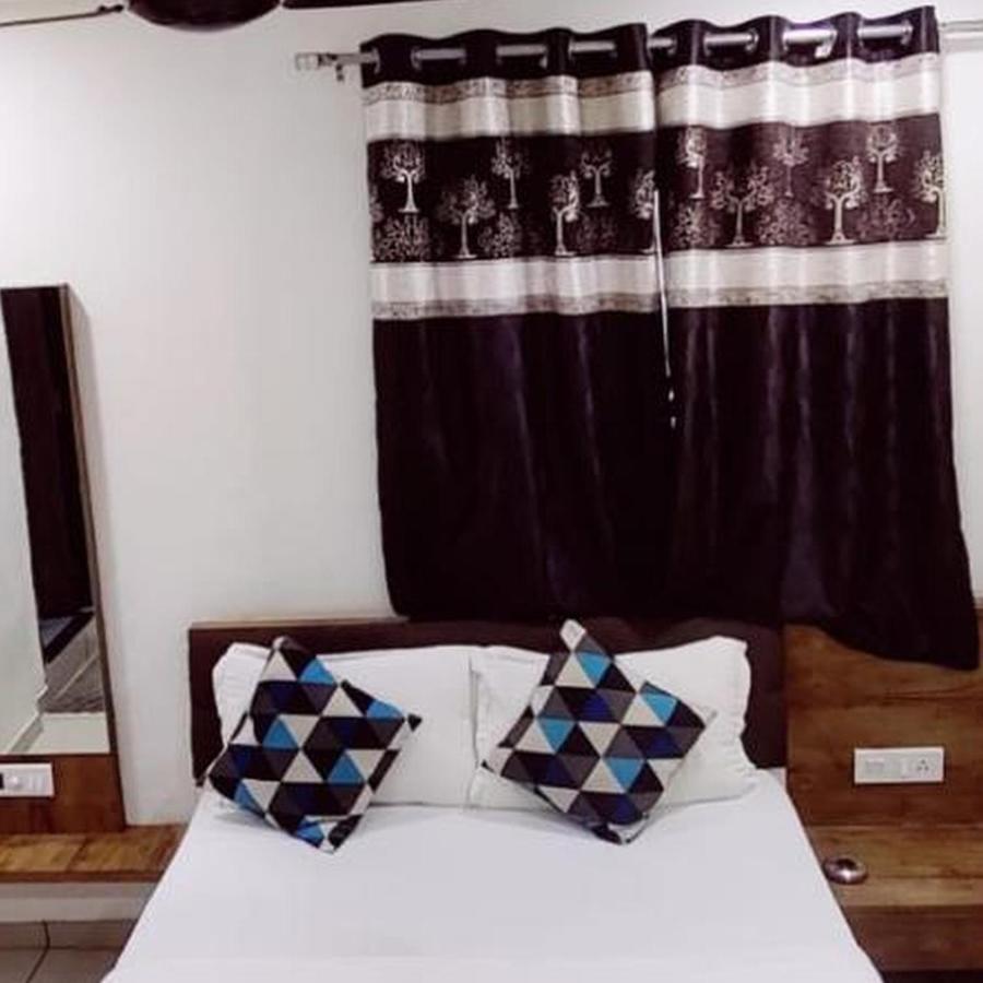 Hotel Mansarovar Vadodara Exteriör bild