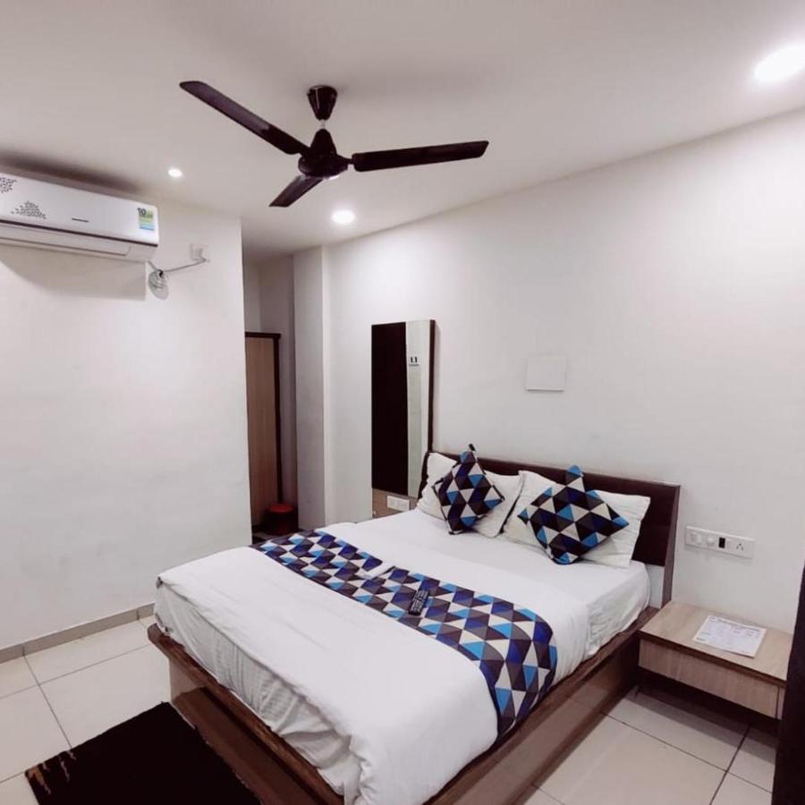 Hotel Mansarovar Vadodara Exteriör bild