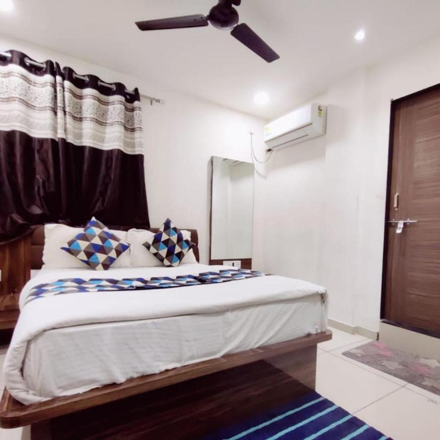 Hotel Mansarovar Vadodara Exteriör bild