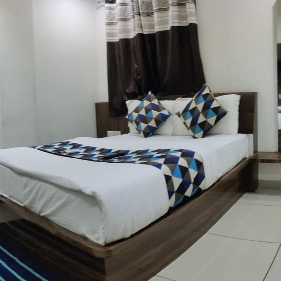 Hotel Mansarovar Vadodara Exteriör bild
