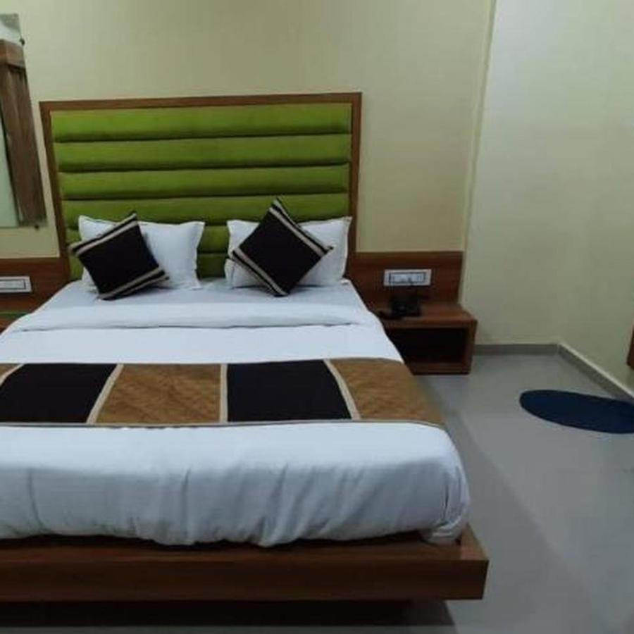 Hotel Mansarovar Vadodara Exteriör bild
