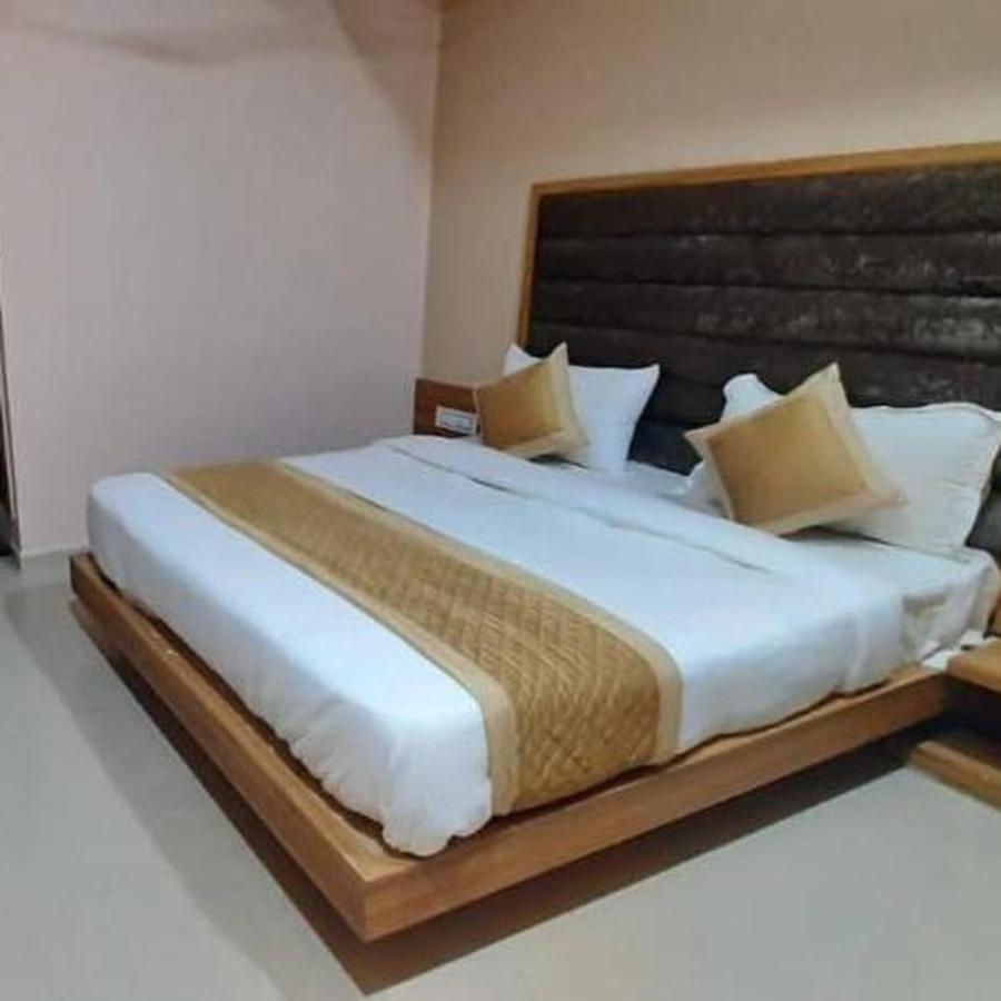 Hotel Mansarovar Vadodara Exteriör bild