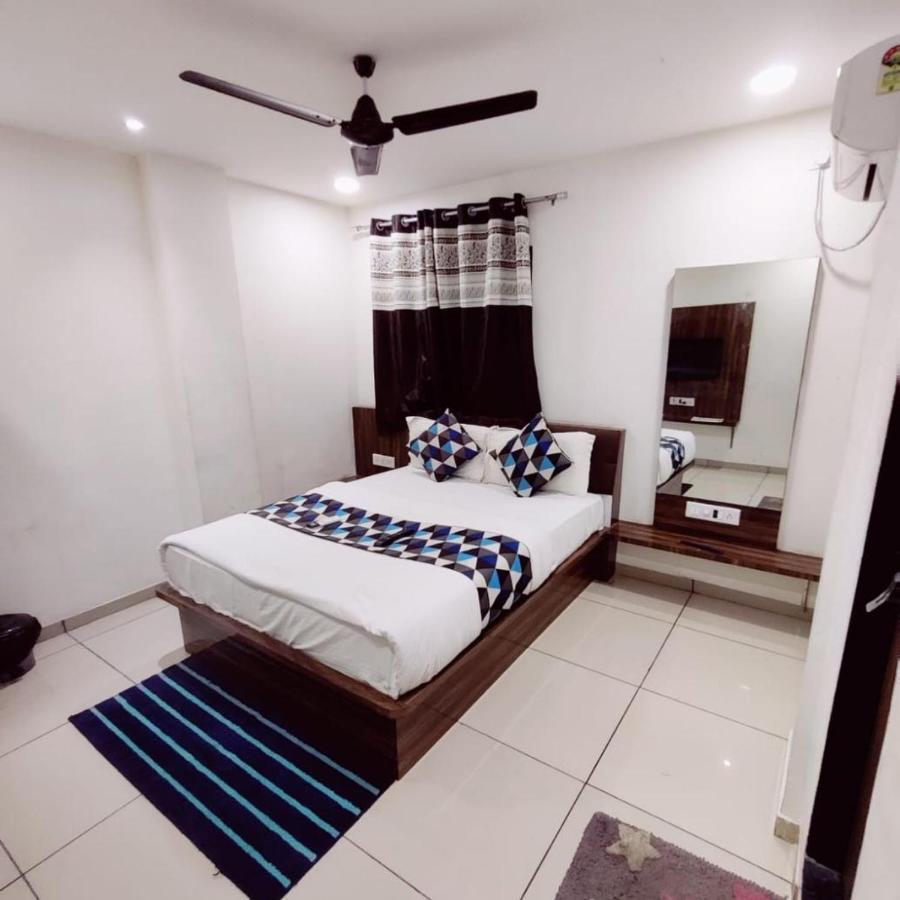 Hotel Mansarovar Vadodara Exteriör bild