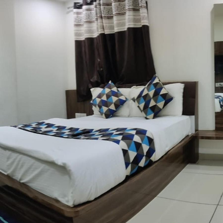 Hotel Mansarovar Vadodara Exteriör bild