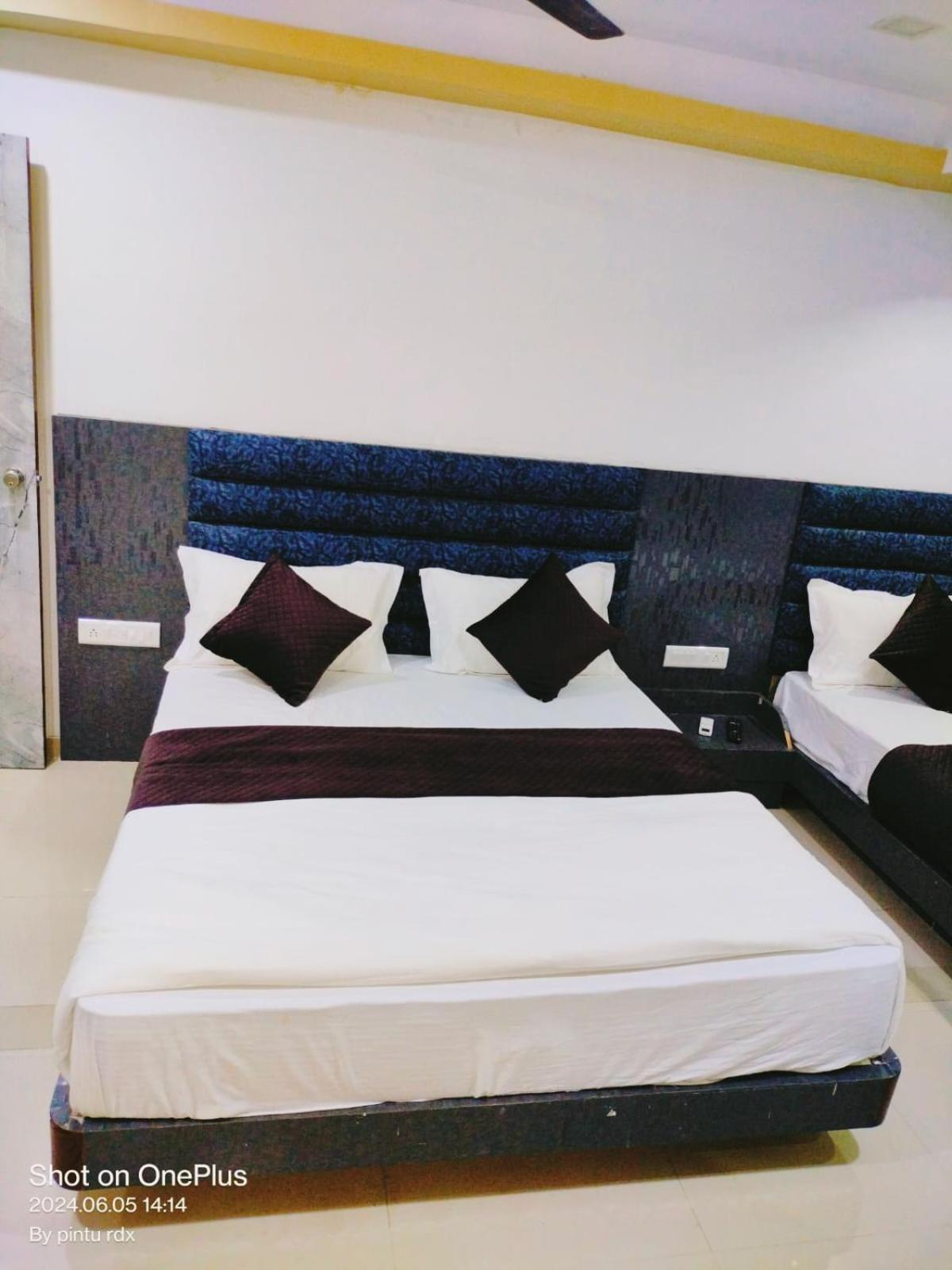Hotel Mansarovar Vadodara Exteriör bild