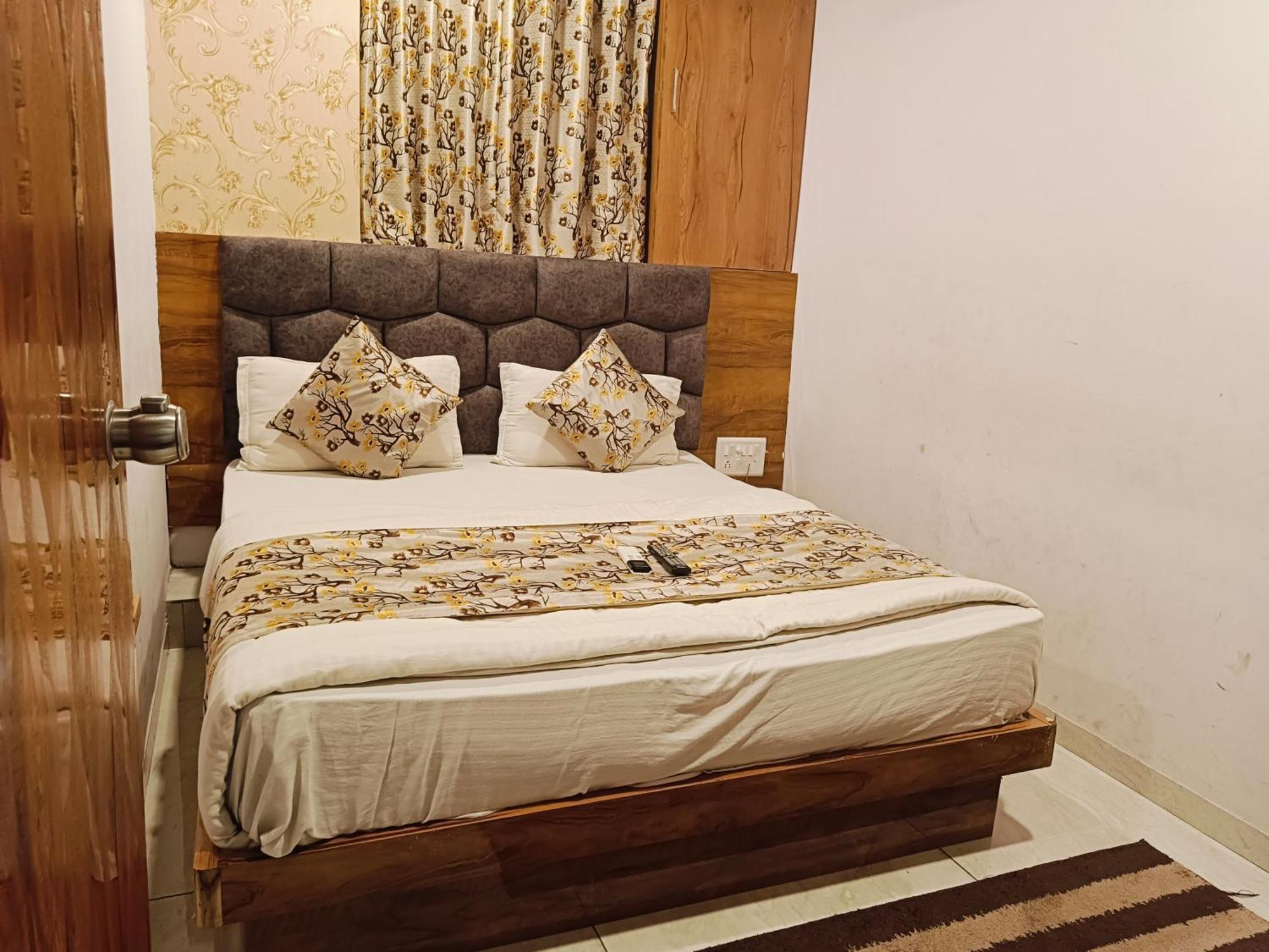 Hotel Mansarovar Vadodara Exteriör bild